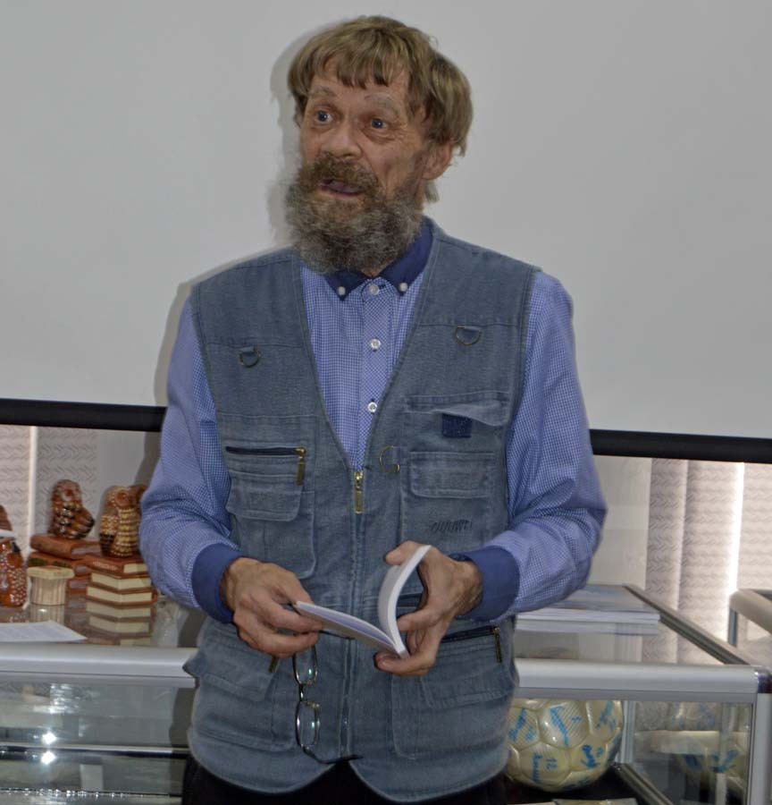 Александр Бондарев не только с подарками, но и со стихами. Александр Бондарев не только с подарками, но и со стихами.