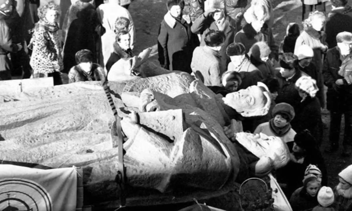 Доставка памятника в Мурманск. 1990 г. Доставка памятника в Мурманск. 1990 г.