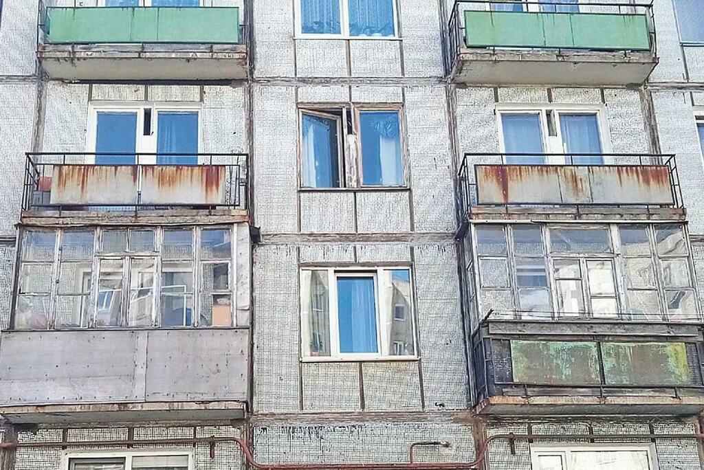 А. Борисов. Североморск, третий этаж, открытое окно.