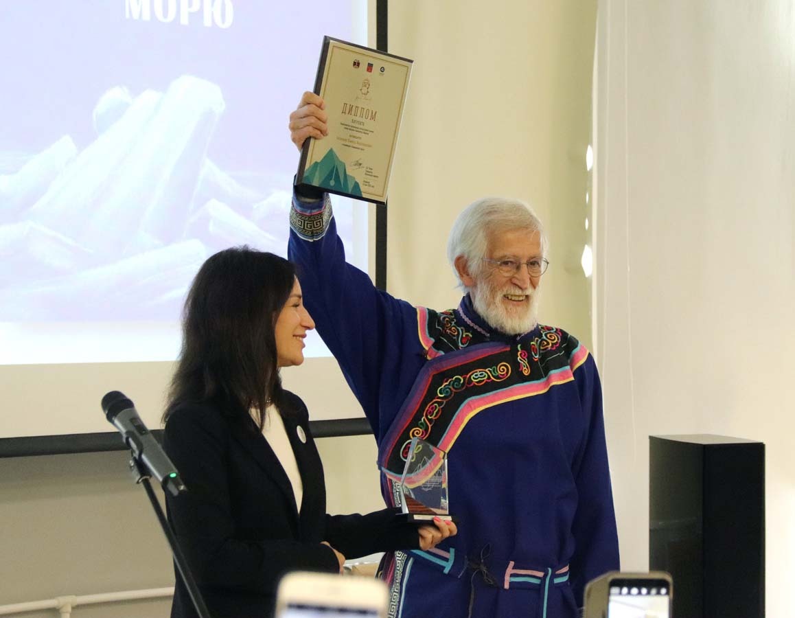 Елена Дягилева вручает приз победителя Камилю Зиганшину.