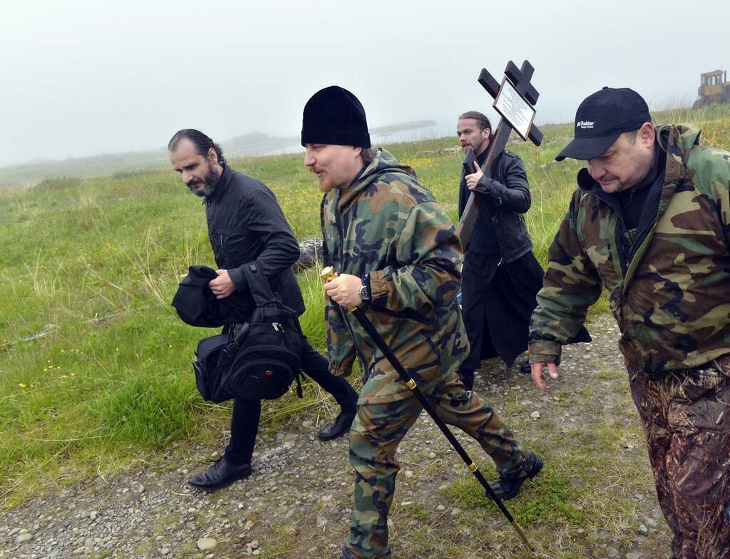 Епископ Североморский и Умбский Тарасий освящает место будущей церкви.