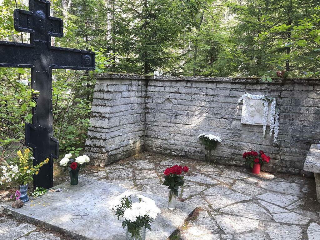 Могила Анны Ахматовой. Могила Анны Ахматовой.
