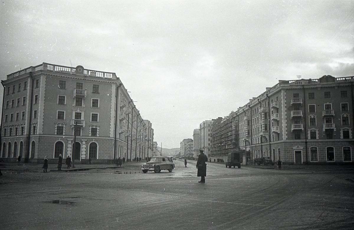 Проспект Сталина. 1951 г. Фото К. Моисеева. Проспект Сталина. 1951 г. Фото К. Моисеева.