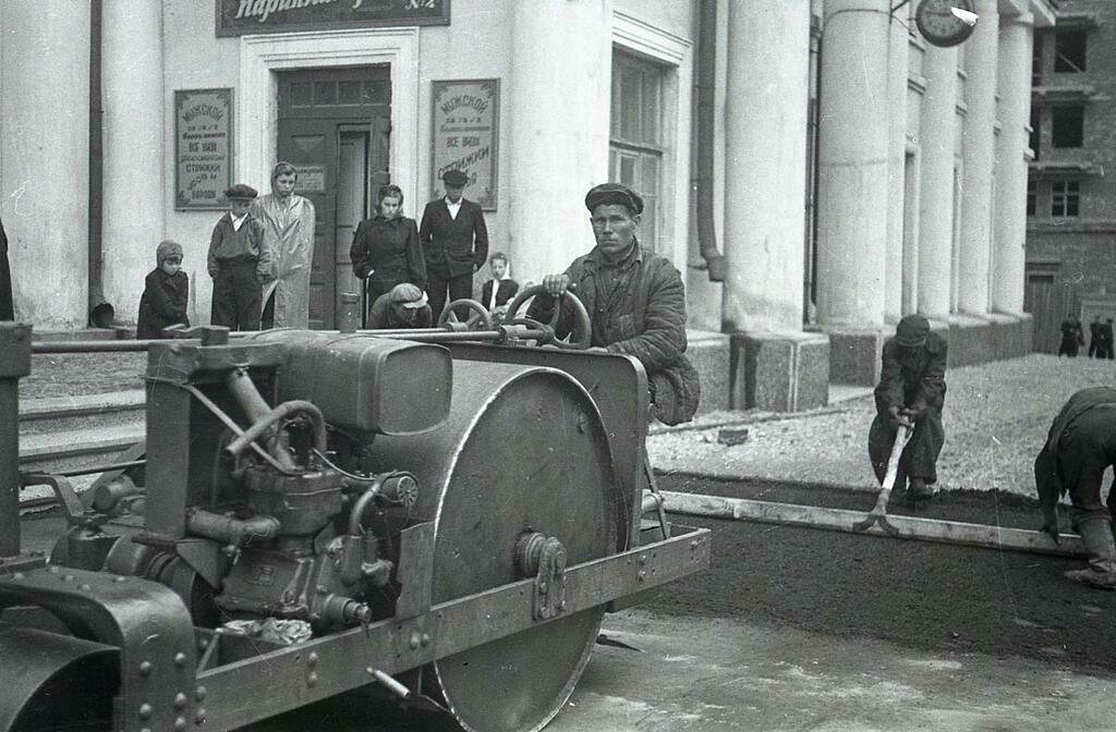 Асфальтирование пр. Сталина. 1950 г.