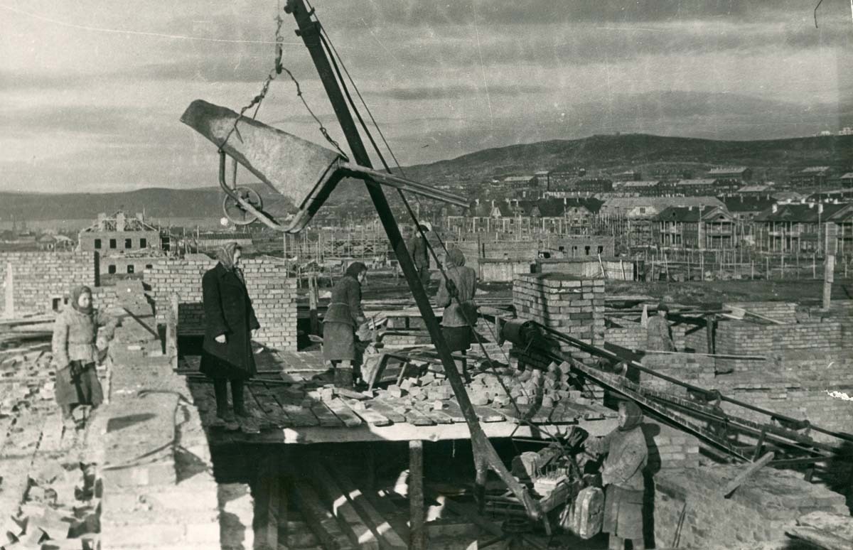 Строительство нового жилого дома на пр. Ленина. 1947 г.