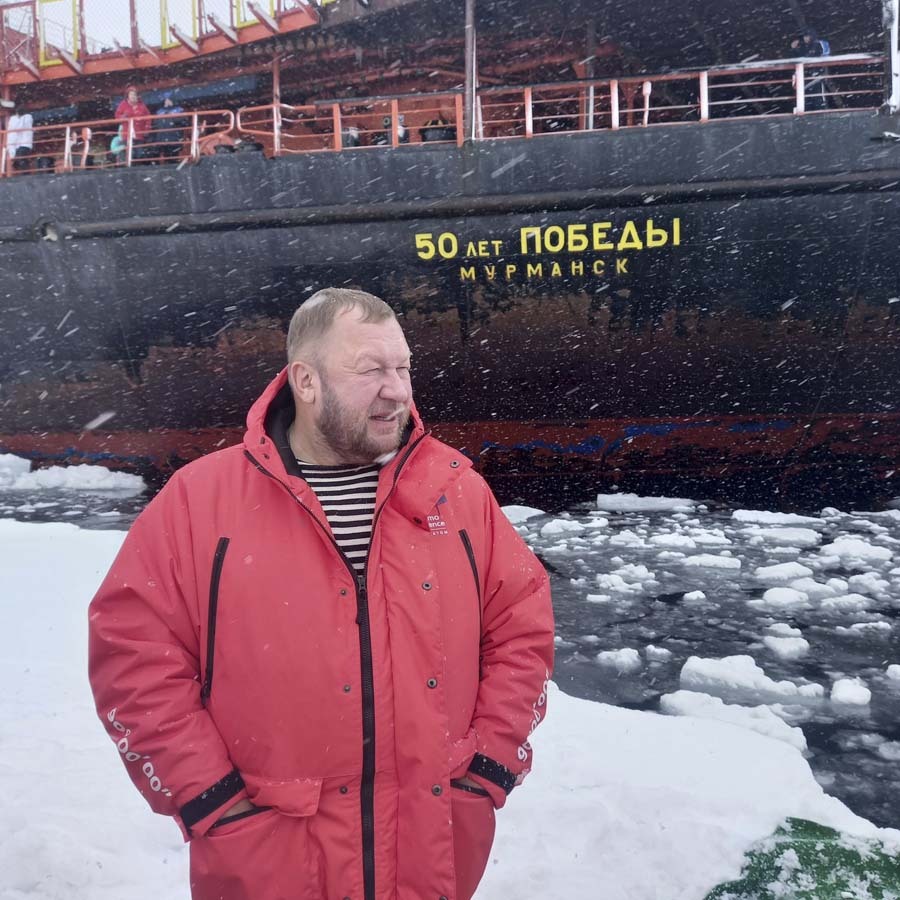 Дмитрий Новиков у борта ледокола в Арктике. Дмитрий Новиков у борта ледокола в Арктике.
