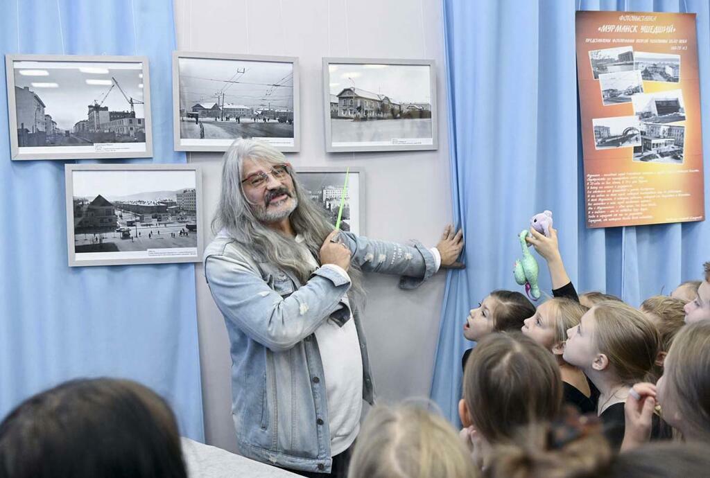 Андрей Сычев открывает выставку.