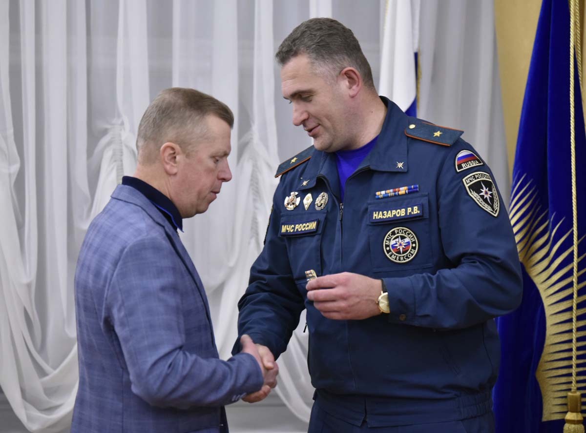 После подведения итогов лучшим спасателям были вручены награды. Фото: Сергей Ещенко. После подведения итогов лучшим спасателям были вручены награды. Фото: Сергей Ещенко.