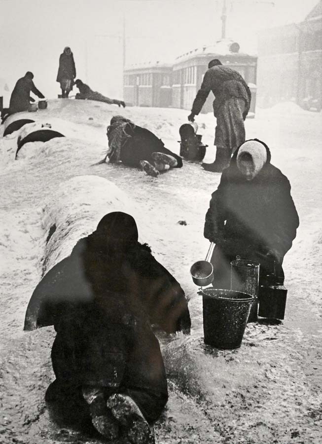 Всеволод Тарасевич. «Блокадный водопровод на Звенигородской улице». 1942 г. Фото: Сергей Ещенко. Всеволод Тарасевич. «Блокадный водопровод на Звенигородской улице». 1942 г. Фото: Сергей Ещенко.