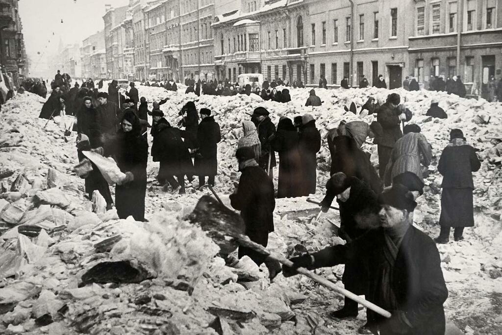 Всеволод Тарасевич. «Ленинградцы расчищают улицы от льда и снега». 1942 г. Фото: Сергей Ещенко. Всеволод Тарасевич. «Ленинградцы расчищают улицы от льда и снега». 1942 г. Фото: Сергей Ещенко.