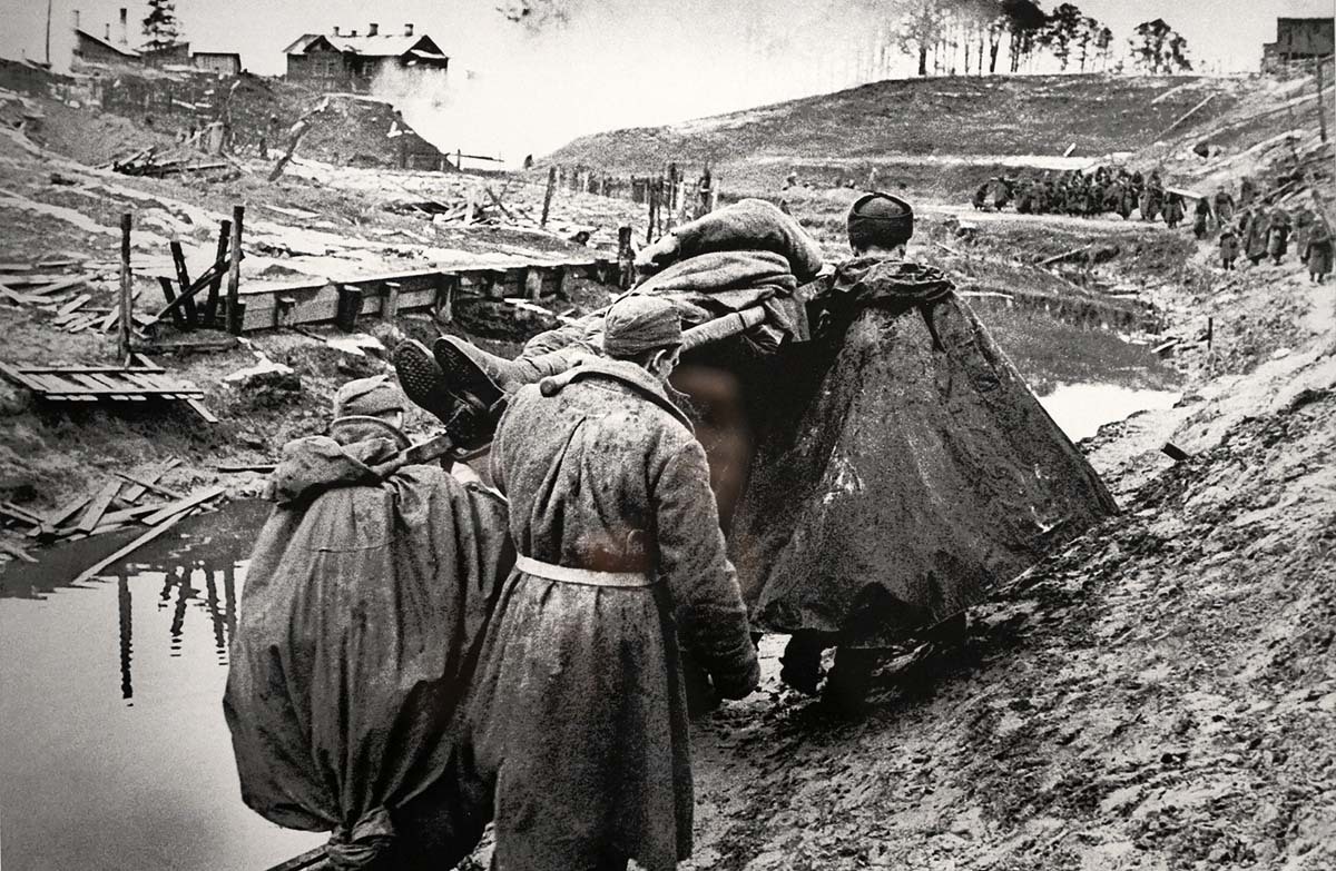 Всеволод Тарасевич. «По дороге в медсанбат. Невская Дубровка, Ленинградская область». 1941 г. Фото: Сергей Ещенко. Всеволод Тарасевич. «По дороге в медсанбат. Невская Дубровка, Ленинградская область». 1941 г. Фото: Сергей Ещенко.