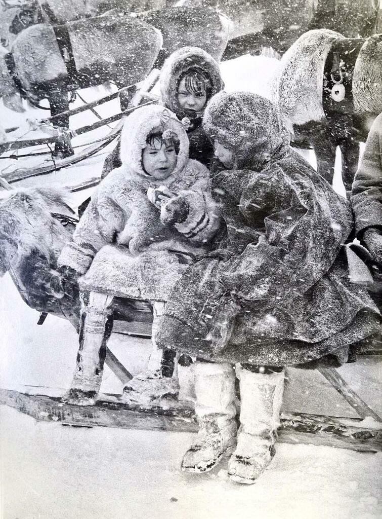 С. Ещенко. &laquo;Дети оленеводов в Долине Уюта на Празднике Севера&raquo;. 1991 г.