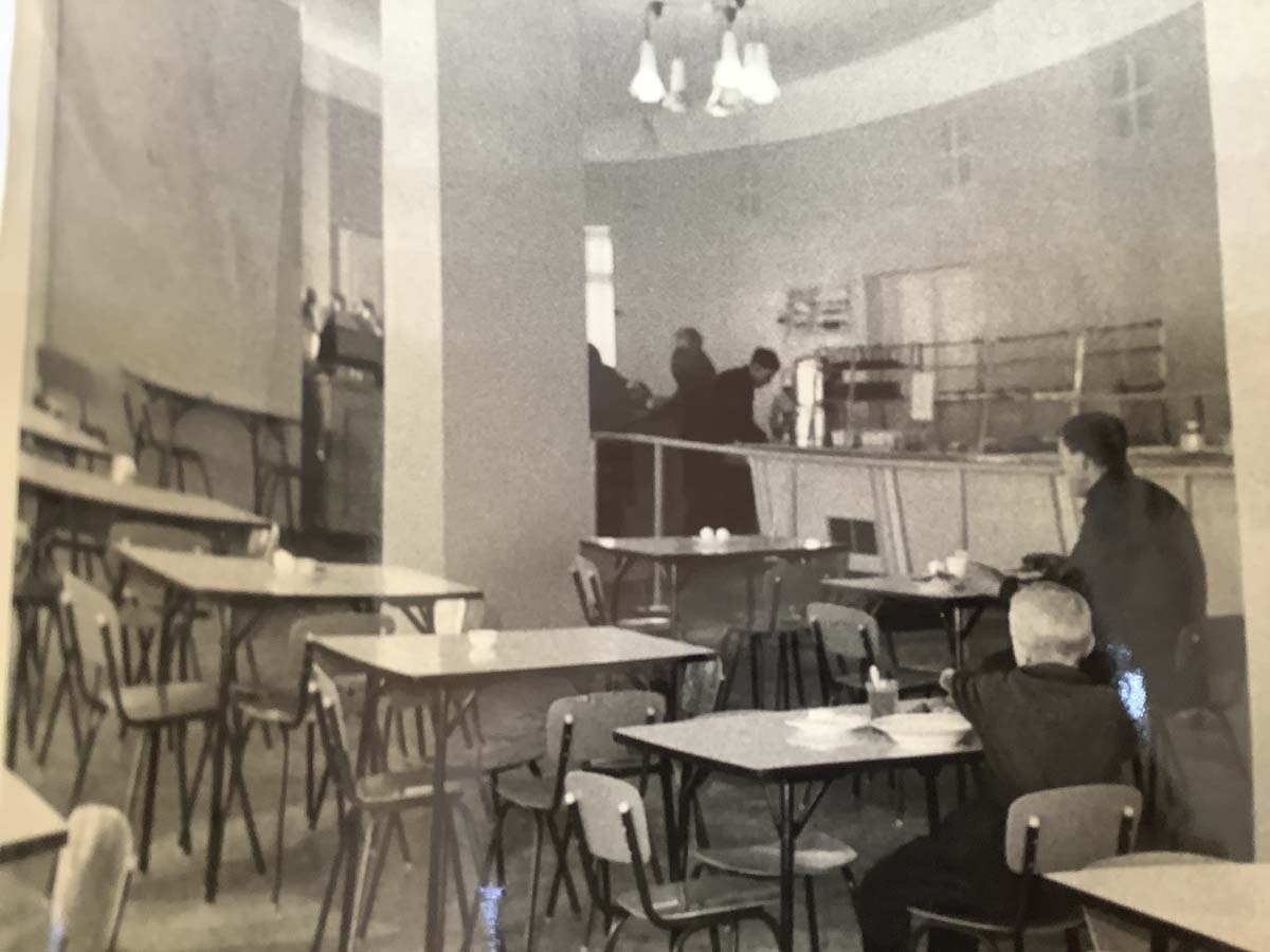 Столовая Кильдинского рыбкоопа в зверосовхозе &laquo;Кольский&raquo; (начало 1960-х годов). Фото из фонда Государственного архива Мурманской области.