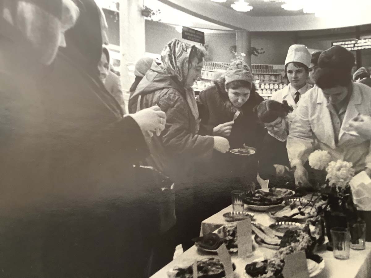 Выставка-дегустация рыбных блюд в магазине «Молодежный». 1968 год. Фото Б. Вирина. Фото из фонда Государственного архива Мурманской области. Выставка-дегустация рыбных блюд в магазине «Молодежный». 1968 год. Фото Б. Вирина. Фото из фонда Государственного архива Мурманской области.