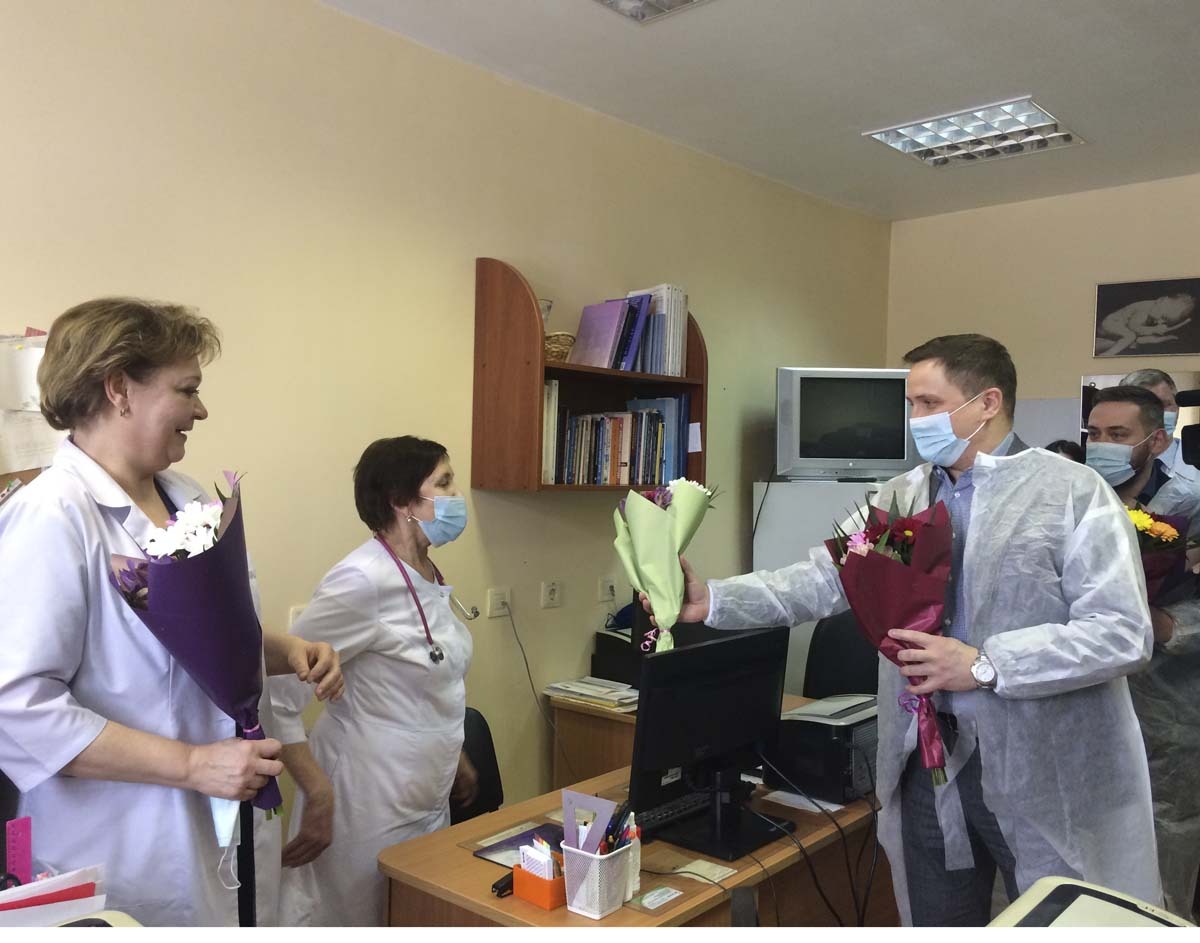 Дмитрий Панычев поздравил с профессиональным праздником. Фото: Ольга Нуреева. Дмитрий Панычев поздравил с профессиональным праздником. Фото: Ольга Нуреева.