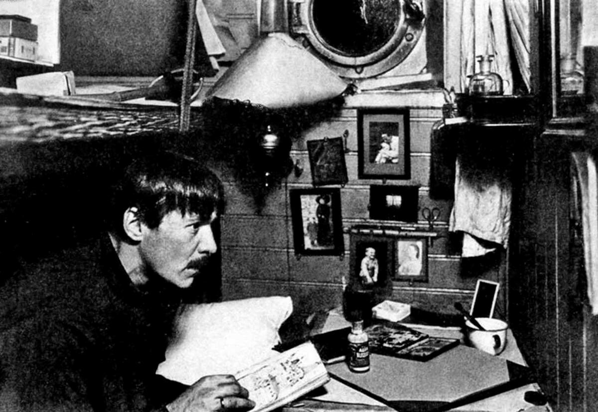 Николай Васильевич Пинегин в своей каюте на «Св. Фоке». 1914 г. Николай Васильевич Пинегин в своей каюте на «Св. Фоке». 1914 г.