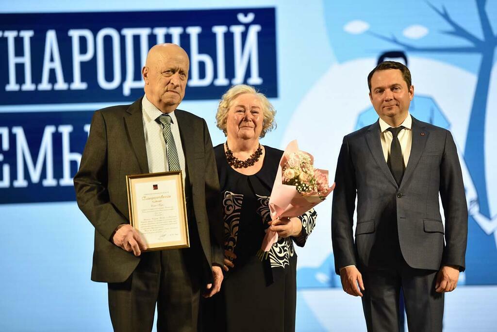 Сергея Ещенко. Поздравления от губернатора принимает семья Порк.