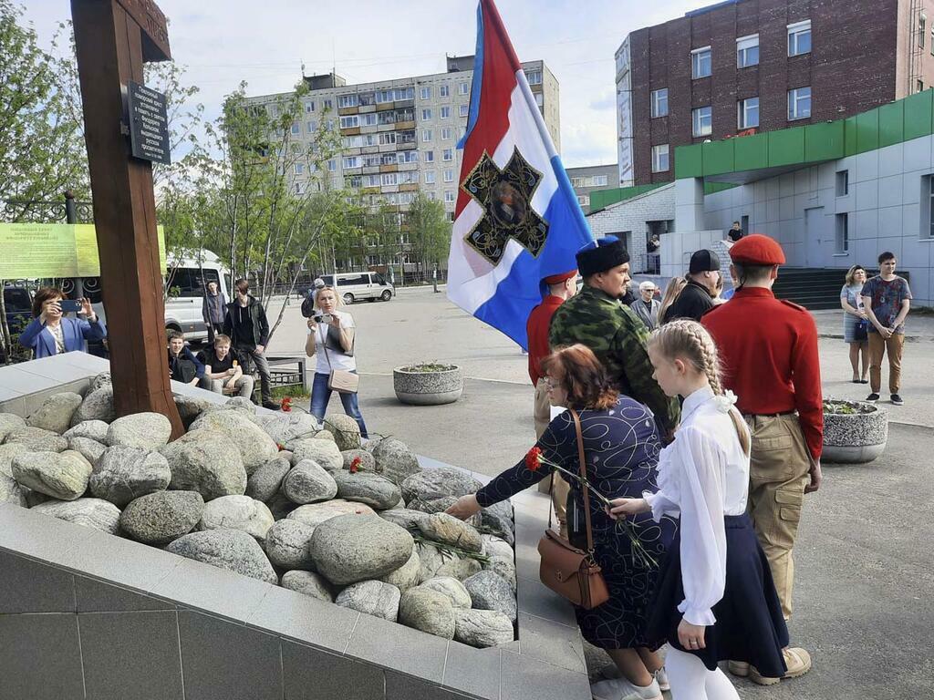 Ильи Виноградова Возложение цветов к Поклонному кресту Феодориту Кольскому.