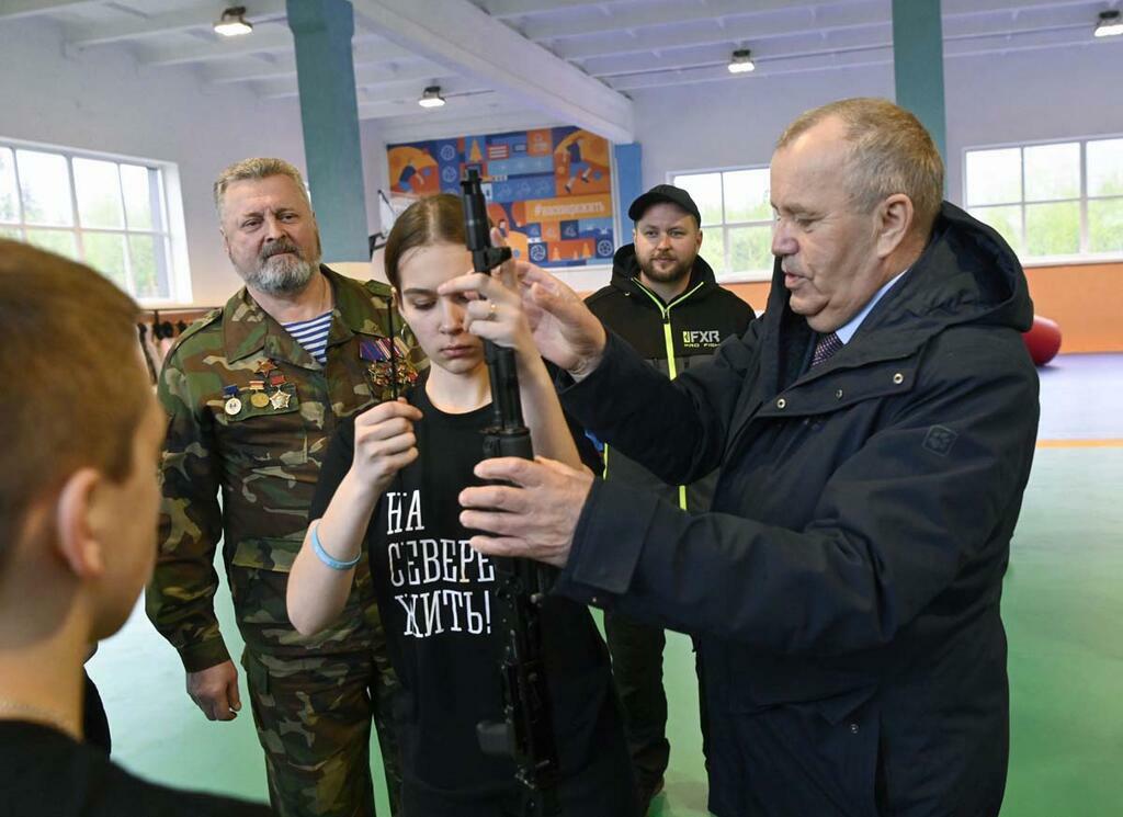Льва Федосеева. Сергей Дубовой помогает собирать автомат Калашникова.