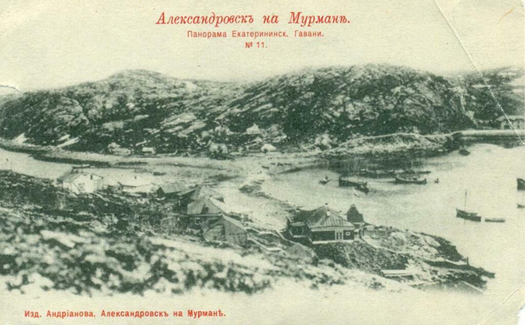 Открытка издателя А. С. Андрианова из серии «Александровск на Мурмане» - № 3 и № 11. Вид с Екатерининского острова на перейму во время отлива и на город Александровск. Открытка издателя А. С. Андрианова из серии «Александровск на Мурмане» - № 3 и № 11. Вид с Екатерининского острова на перейму во время отлива и на город Александровск.
