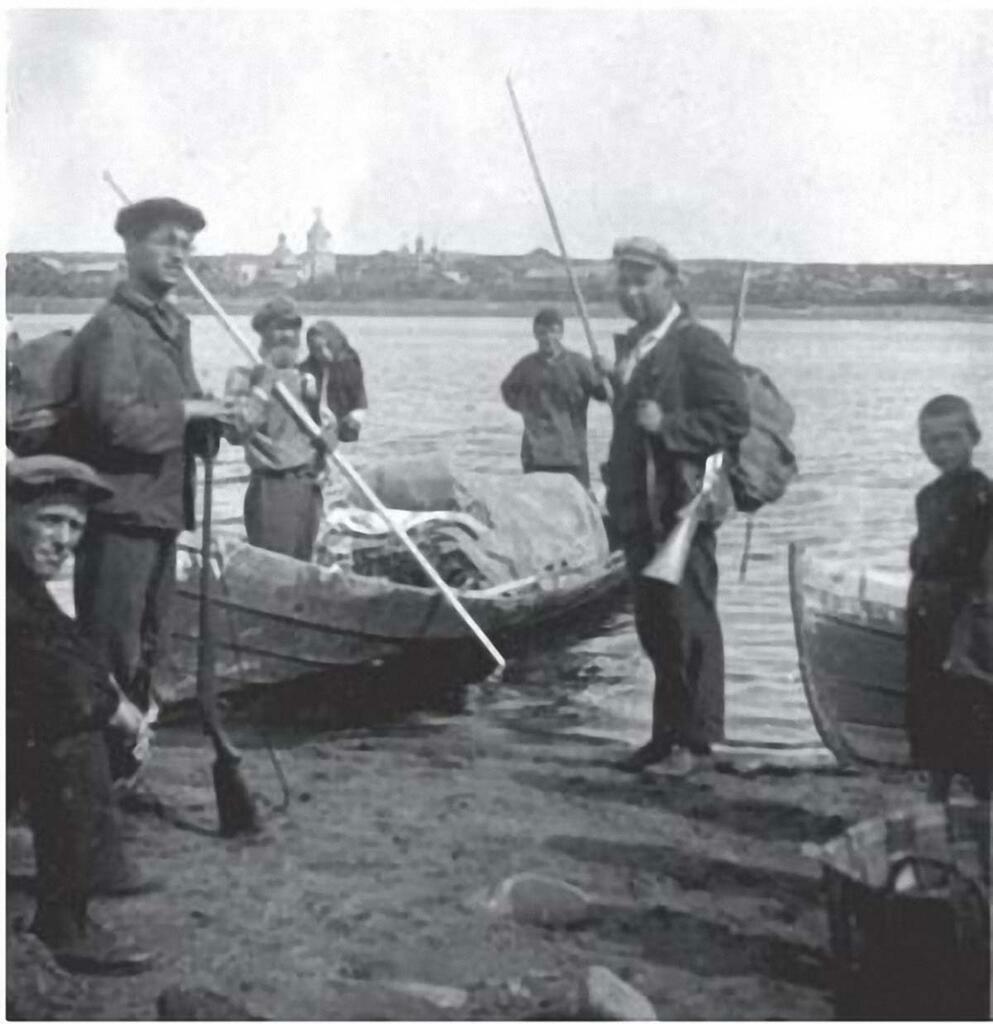 Владимир Жадин (второй справа) на р. Варзуга. 1934 г. Владимир Жадин (второй справа) на р. Варзуга. 1934 г.