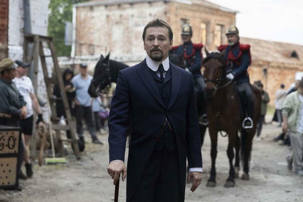 Главную роль в сериале исполняет Сергей Безруков.