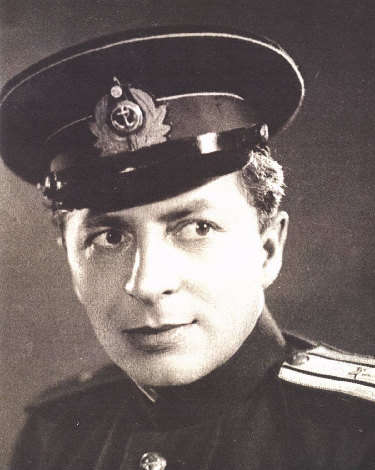 Александр Жаров. Фото из книги &laquo;Голоса писателей военной поры&raquo;.