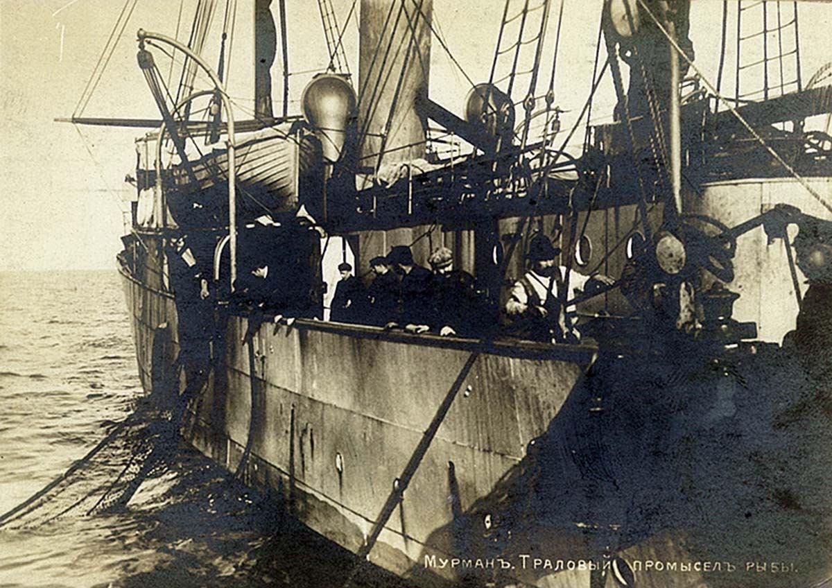 Мурман. Траловый промысел рыбы. Фотооткрытка. Издатель А. С. Андрианов. 1900-е гг. Фото из архива автора. Мурман. Траловый промысел рыбы. Фотооткрытка. Издатель А. С. Андрианов. 1900-е гг. Фото из архива автора.