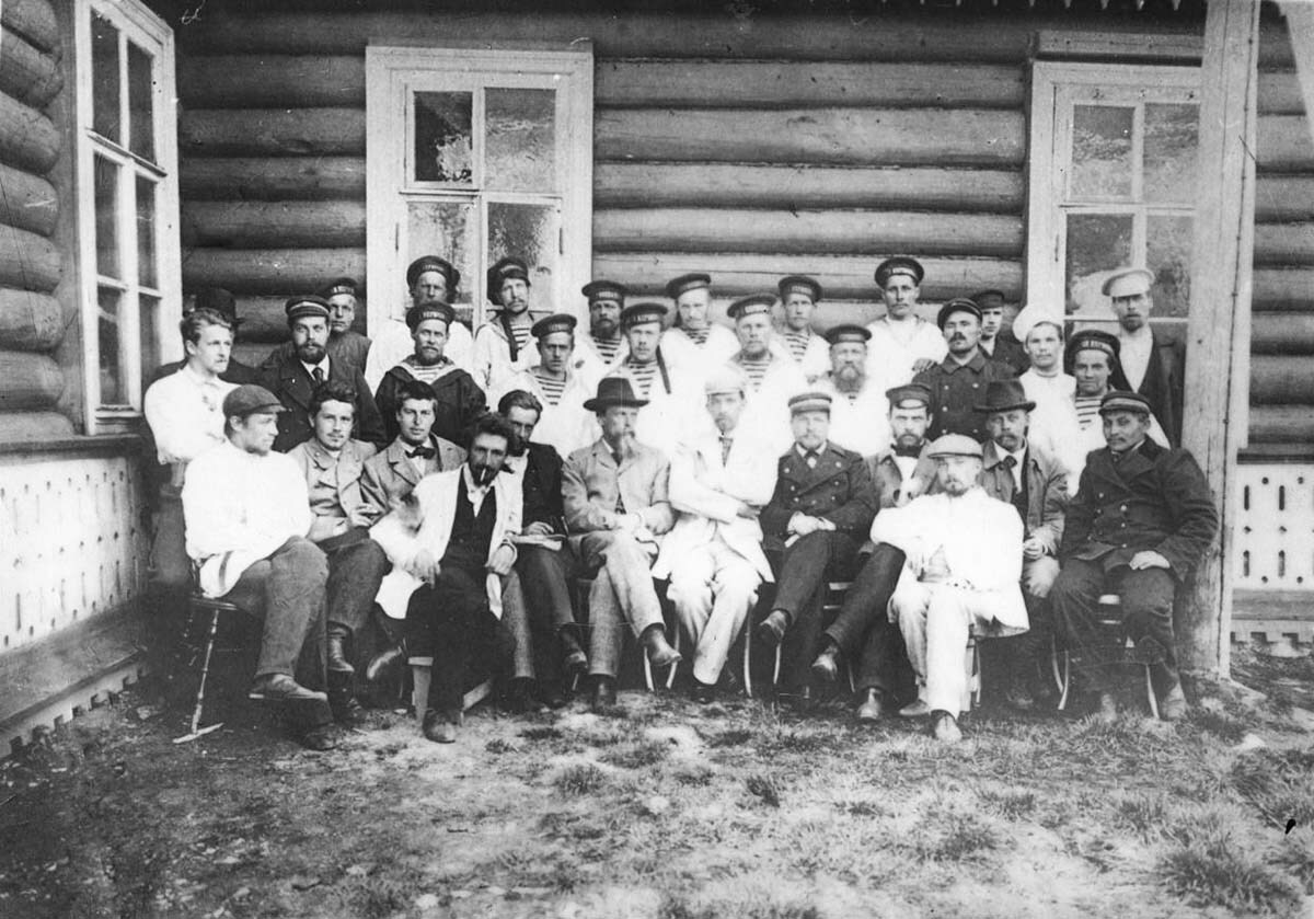 Александровск. Члены экспедиции и экипаж «Андрея Первозванного». 1899 г. Фото из архива автора. Александровск. Члены экспедиции и экипаж «Андрея Первозванного». 1899 г. Фото из архива автора.