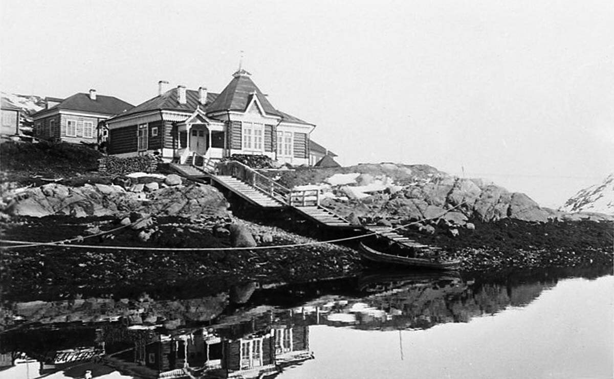 Здание Мурманского пароходства на Екатерининском острове, где в 1899-1900 гг. находилась почтово-телеграфная контора. Фото из коллекции автора.