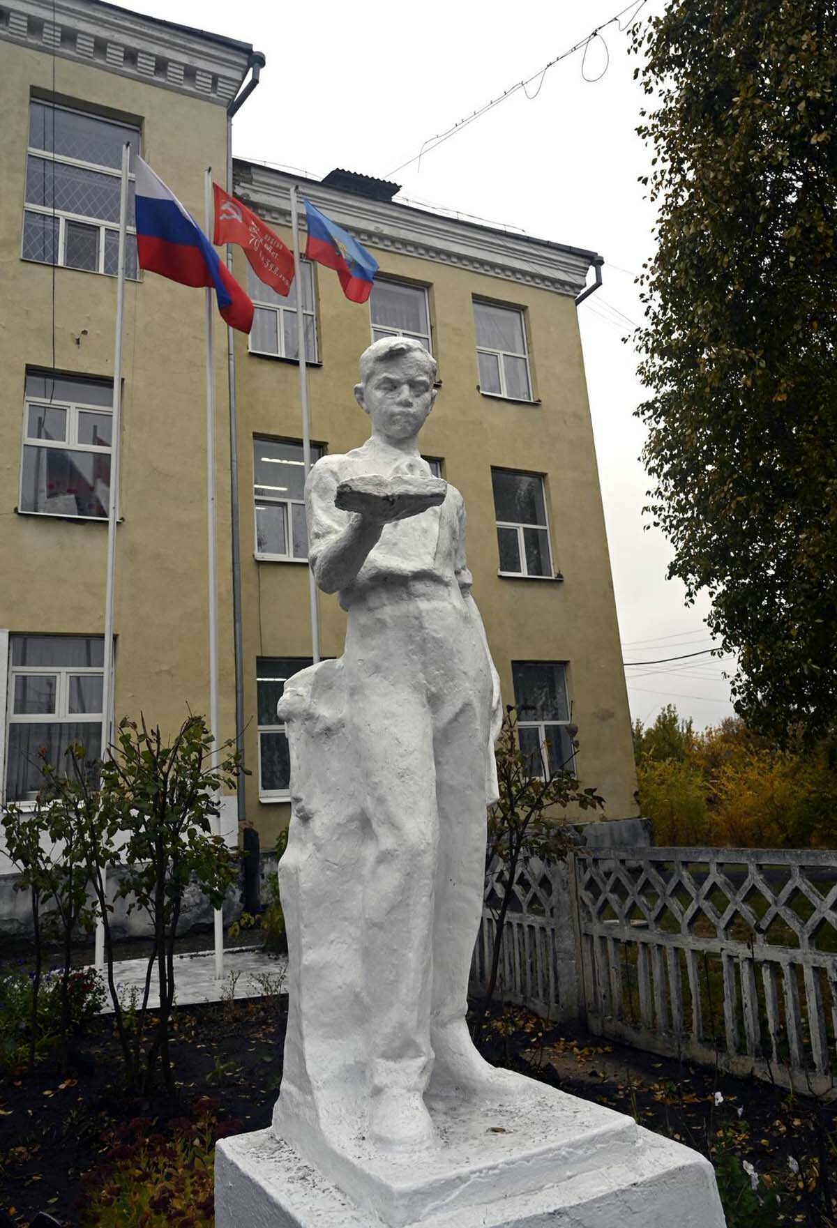 Мальчик с книгой у местной школы. Фото Льва Федосеева. Мальчик с книгой у местной школы. Фото Льва Федосеева.