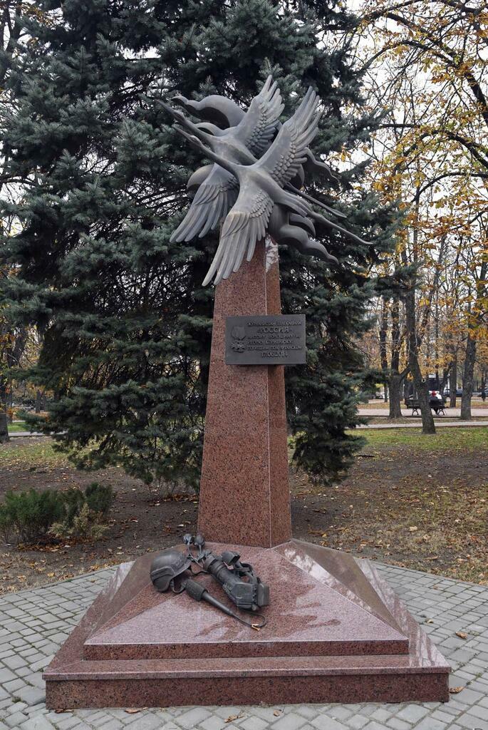 Памятник погибшим журналистам Антону Волошину и Игорю Корнелюку. Фото Льва Федосеева. Памятник погибшим журналистам Антону Волошину и Игорю Корнелюку. Фото Льва Федосеева.