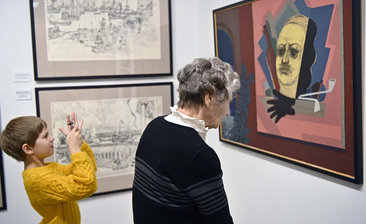 Возле картины «Петербургский интерьер», художник Анатолий Васильев, 2013 год. Фото Льва Федосеева. Возле картины «Петербургский интерьер», художник Анатолий Васильев, 2013 год. Фото Льва Федосеева.
