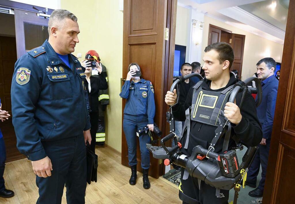 Руслан Назаров: в МЧС самое современное снаряжение. Фото Сергея Ещенко. Руслан Назаров: в МЧС самое современное снаряжение. Фото Сергея Ещенко.