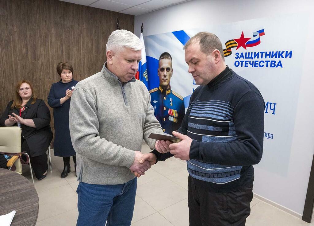 Сергея Ещенко. Вручение удостоверений ветеранам боевых действий.