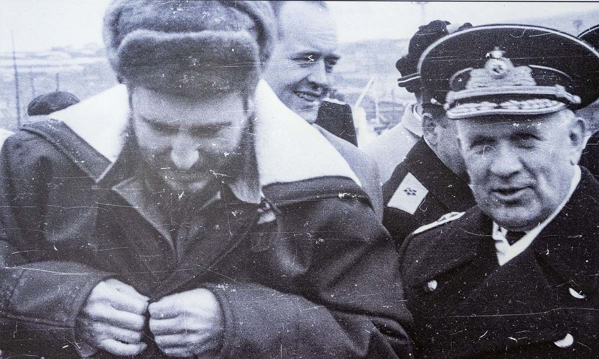 Фидель Кастро в Мурманске надевает морской бушлат (апрель 1963 г.). Фидель Кастро в Мурманске надевает морской бушлат (апрель 1963 г.).
