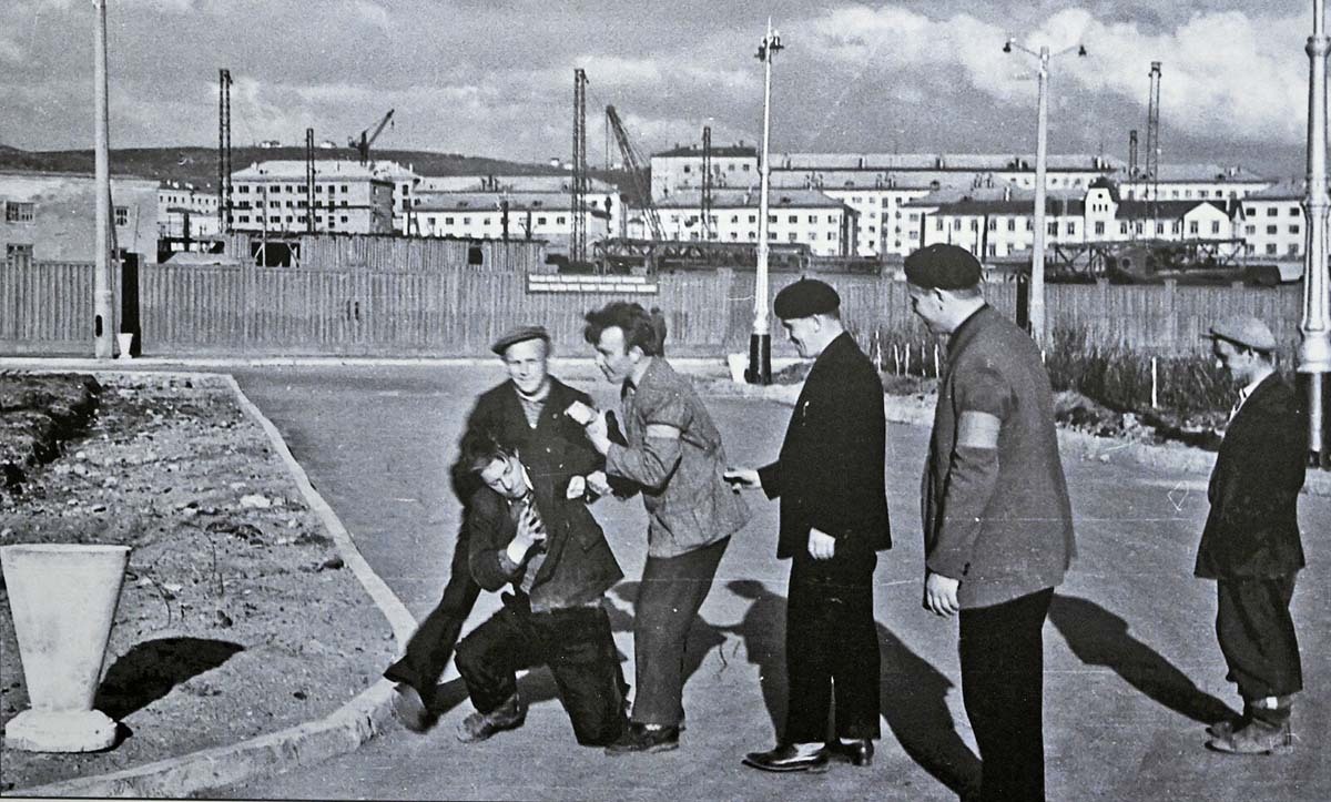 Мурманские дружинники ведут подвыпившего мурманчанина в участок (1969 г.). Мурманские дружинники ведут подвыпившего мурманчанина в участок (1969 г.).