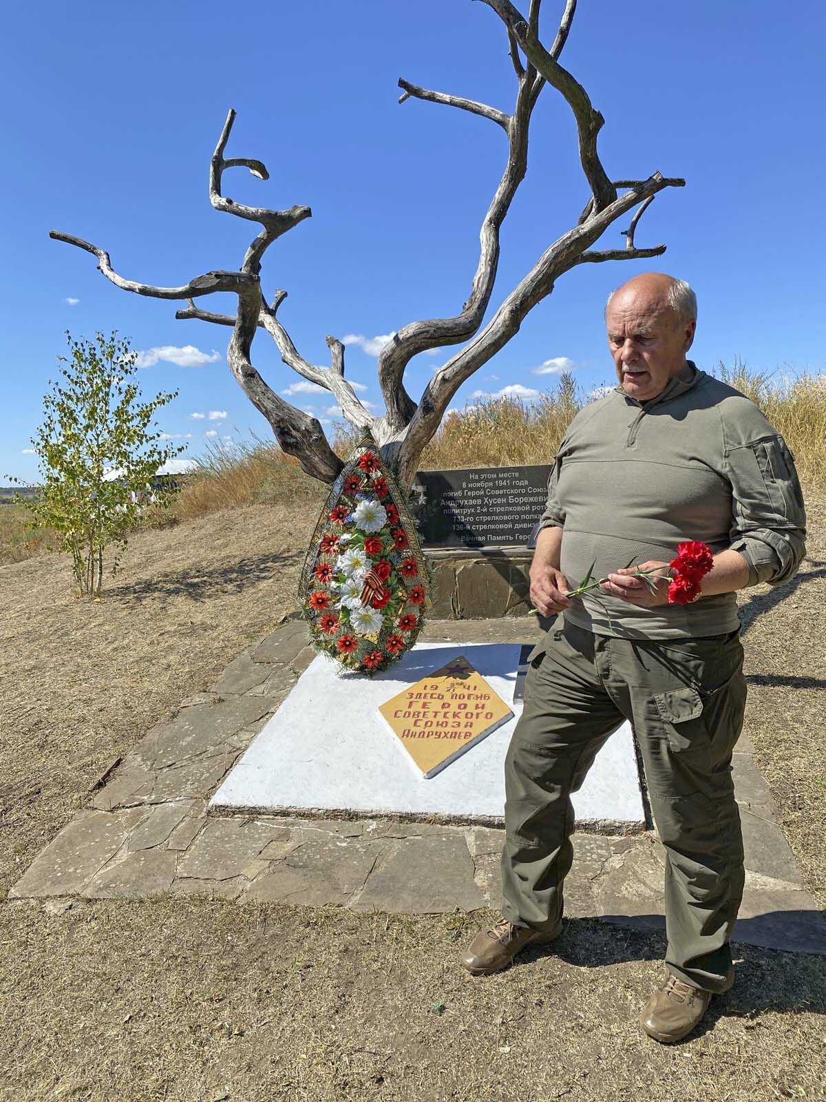 Николай Иванов на месте гибели Хусена Андрухаева. Фото: Илья Виноградов. Николай Иванов на месте гибели Хусена Андрухаева. Фото: Илья Виноградов.