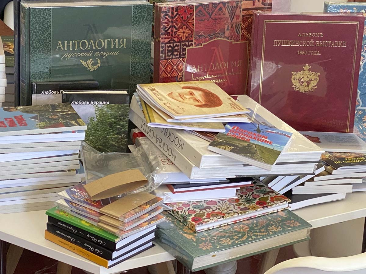 Книги для луганчан. Фото: Илья Виноградов. Книги для луганчан. Фото: Илья Виноградов.