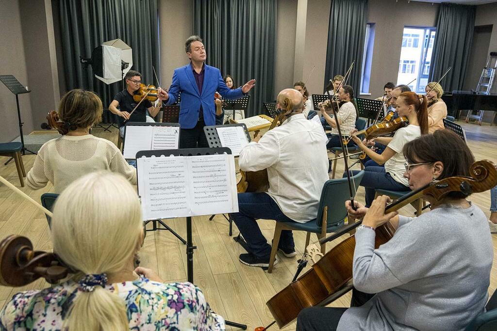 Оркестр готовится к открытию сезона. Дирижер Андрей Скороходов. Фото Сергея Ещенко. Оркестр готовится к открытию сезона. Дирижер Андрей Скороходов. Фото Сергея Ещенко.