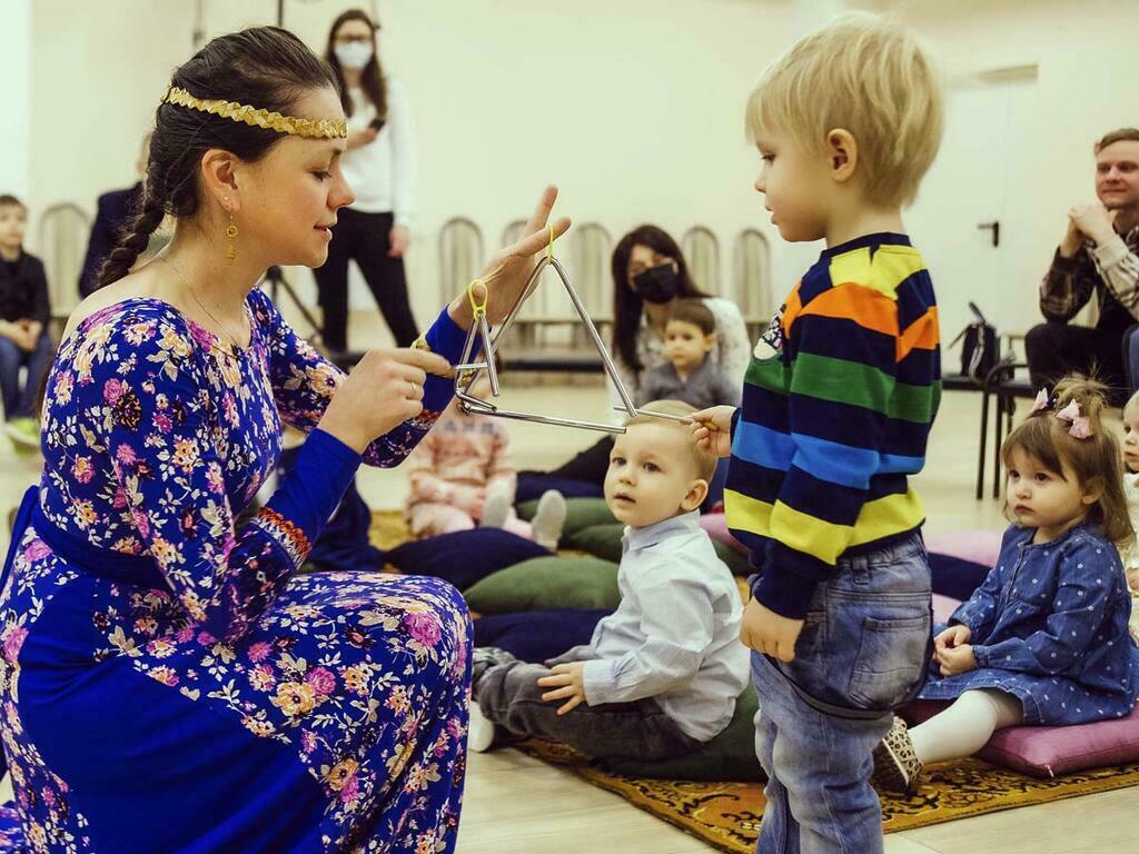 Ирина Волокославская занимается с детьми. Фото областной филармонии. Ирина Волокославская занимается с детьми. Фото областной филармонии.