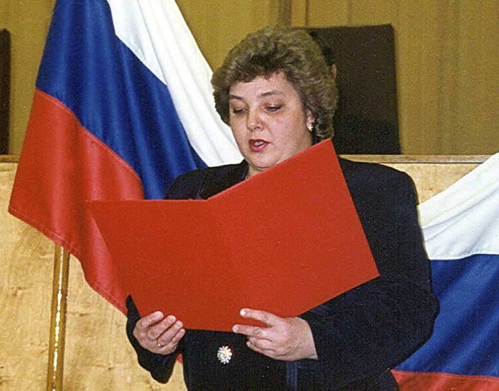 Галина Федосенко дает присягу (1998 г.). Фото предоставлено пресс-службой УФССП России по Мурманской области.