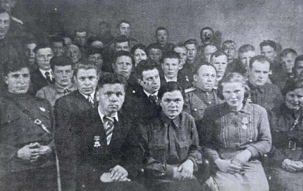 Партизаны после награждения. 1943 г. Фото из книги «Записки партизана». Партизаны после награждения. 1943 г. Фото из книги «Записки партизана».