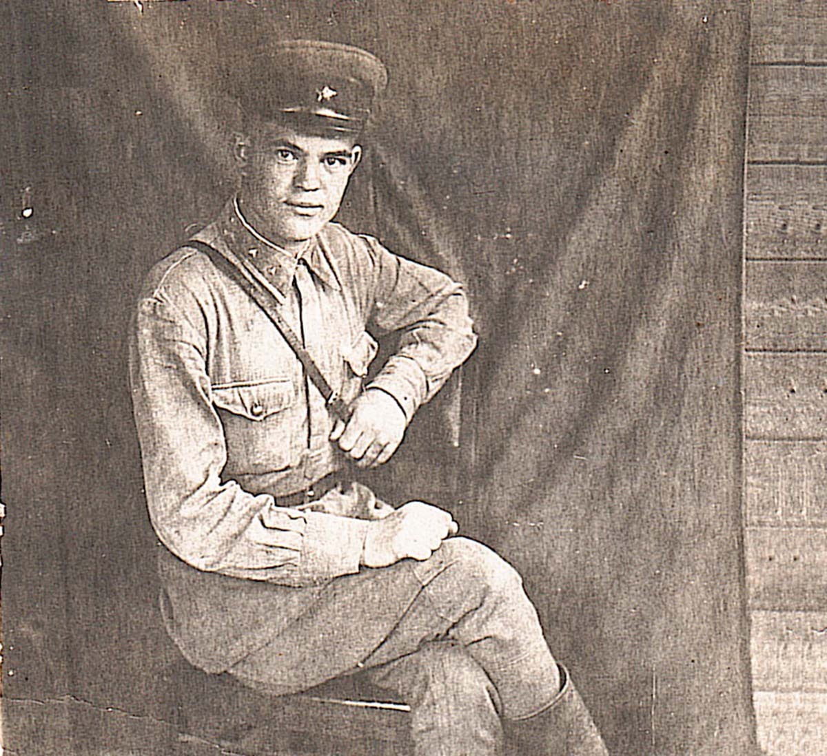 Лейтенант Иван Трухачев. 1942 год. Фото из семейного архива. Лейтенант Иван Трухачев. 1942 год. Фото из семейного архива.