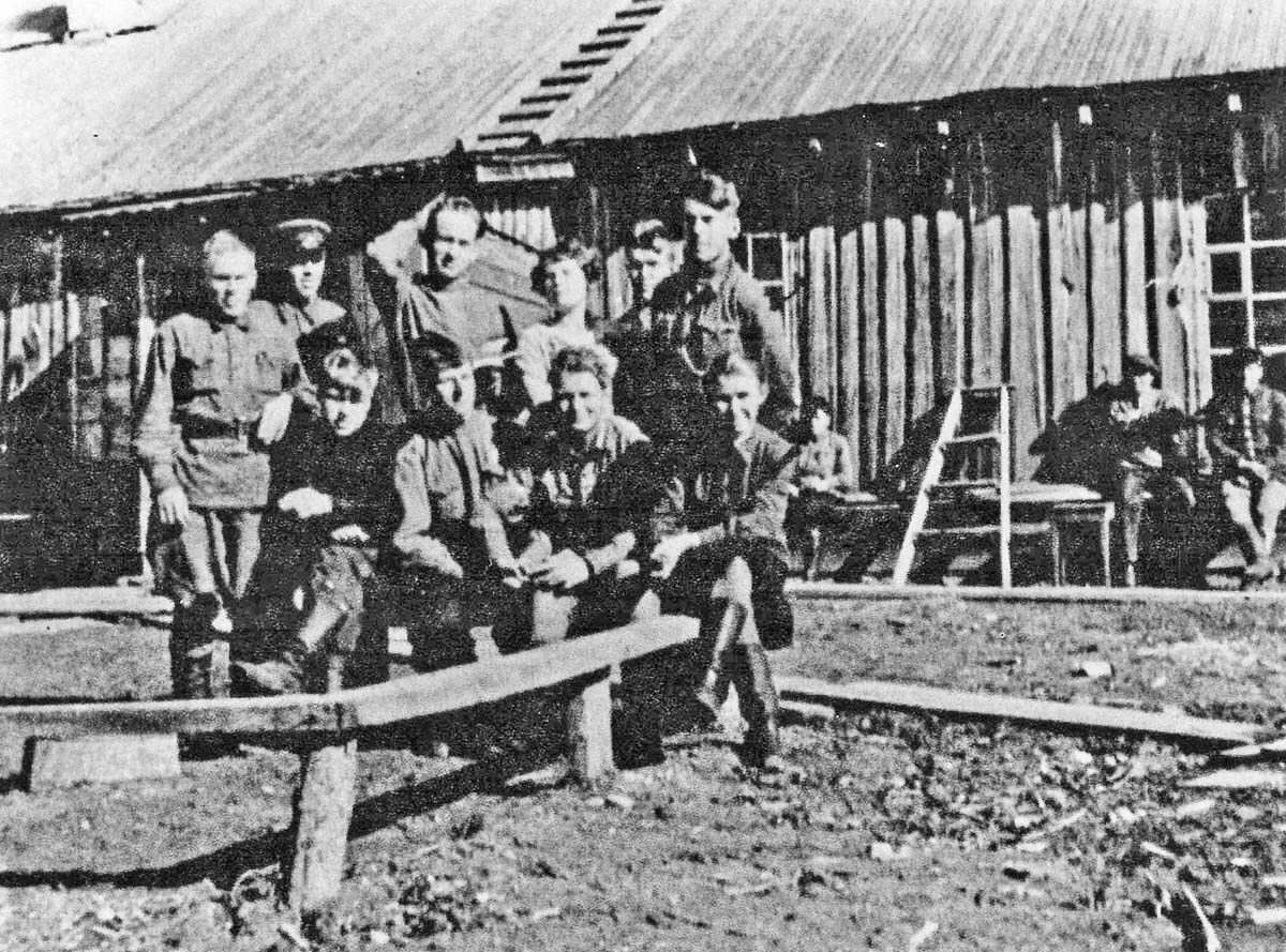 Перед отъездом в отряды. Володя Клюшев, партизанка Валя и др. Перед отъездом в отряды. Володя Клюшев, партизанка Валя и др.