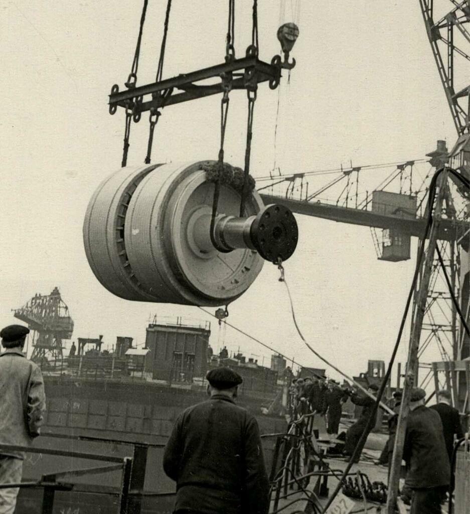 Погрузка якоря бортового гребного электродвигателя. Фото из фондов ГОКУ «ГАМО»
