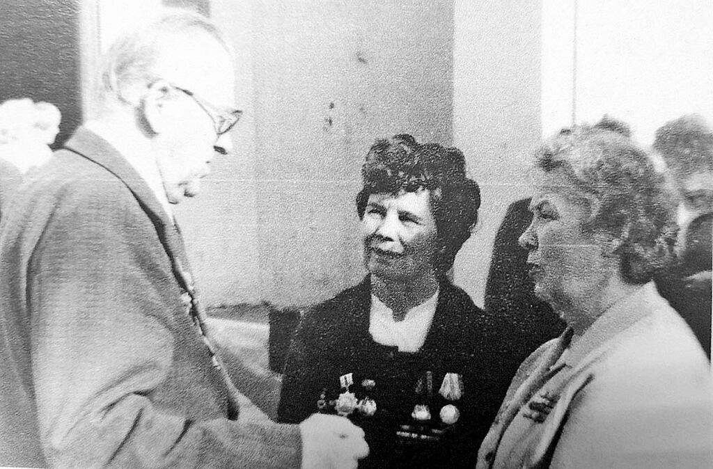 Слет 1982 года - Селезнев А. В., комиссар отряда «Большевик Заполярья», Усолкина А. П., фельдшер отряда «Большевик Заполярья», и Копылова Н. М., фельдшер отряда «Советский Мурман». Слет 1982 года - Селезнев А. В., комиссар отряда «Большевик Заполярья», Усолкина А. П., фельдшер отряда «Большевик Заполярья», и Копылова Н. М., фельдшер отряда «Советский Мурман».