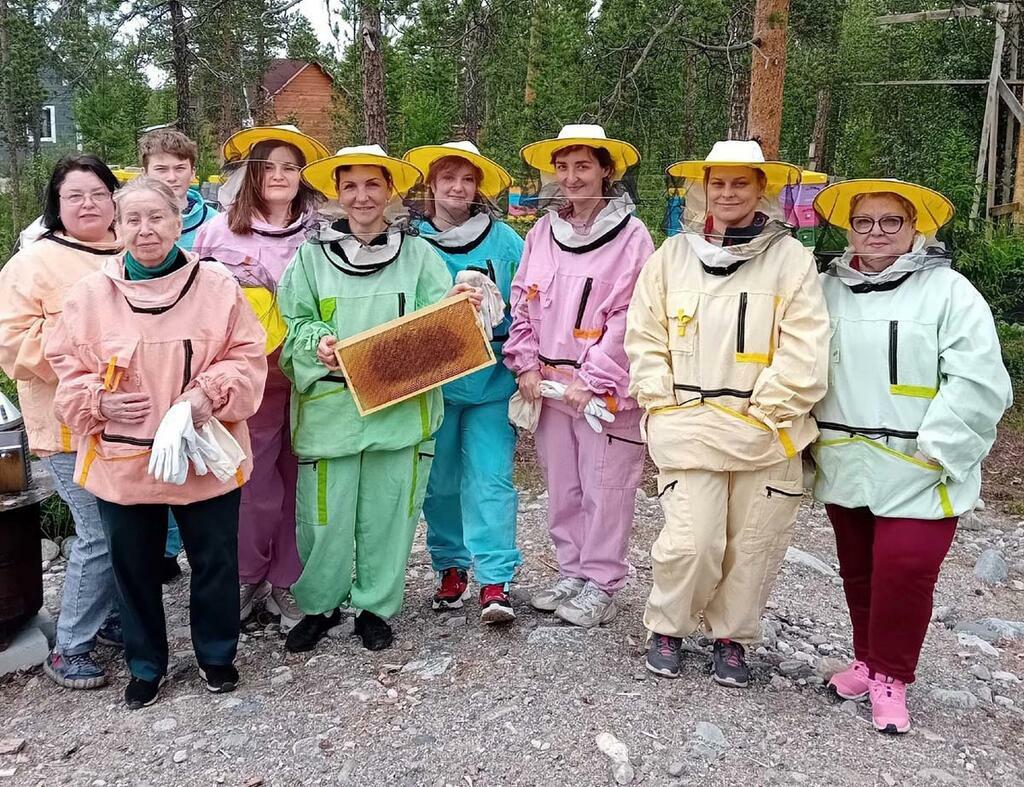 Экскурсия на пасеку. Фото со страницы «Первая арктическая пасека» ВКон-такте. Экскурсия на пасеку. Фото со страницы «Первая арктическая пасека» ВКон-такте.
