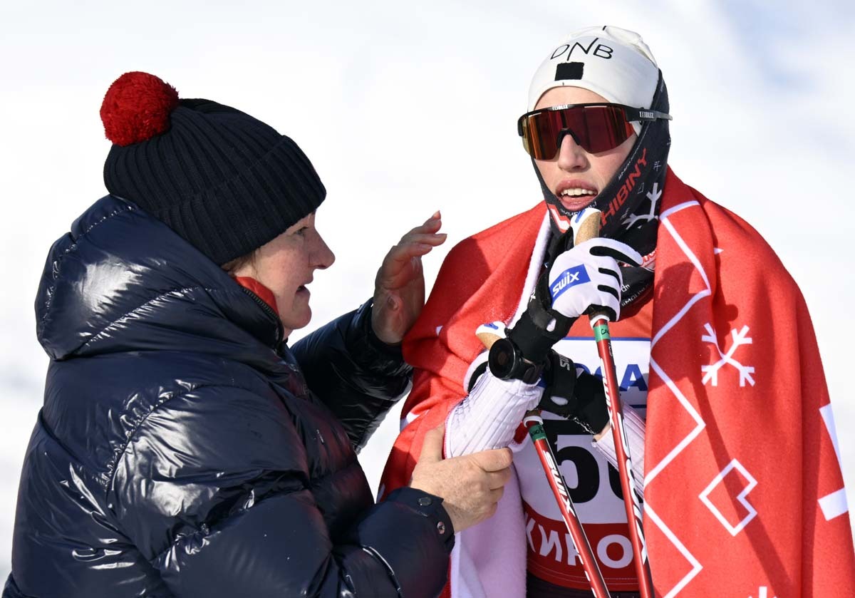 Елена Вяльбе проявила заботу об участницах гонки. Фото Льва Федосеева. Елена Вяльбе проявила заботу об участницах гонки. Фото Льва Федосеева.