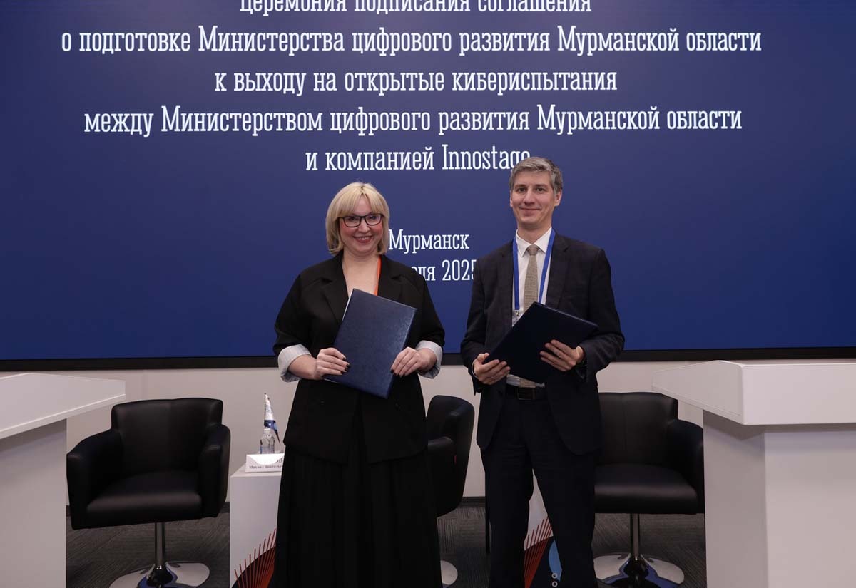 Свои подписи под этим значимым документом поставили министр цифрово-го развития региона Елена Семенова и заместитель генерального директора компании Innostage Кирилл Семенихин. Фото предоставлено министерством цифрового развития Мурманской области. Свои подписи под этим значимым документом поставили министр цифрово-го развития региона Елена Семенова и заместитель генерального директора компании Innostage Кирилл Семенихин. Фото предоставлено министерством цифрового развития Мурманской области.